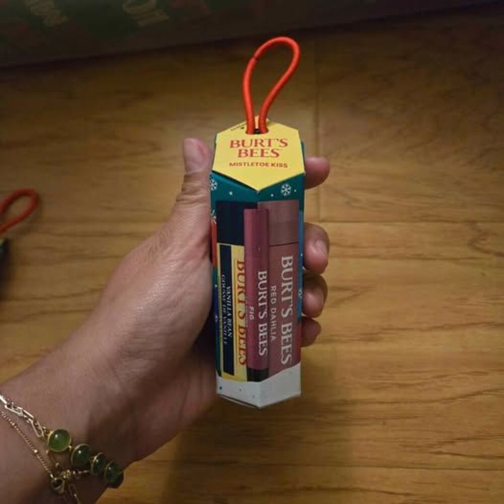 BURTS BEES Mistletoe Kiss Red Holiday Gift Kit